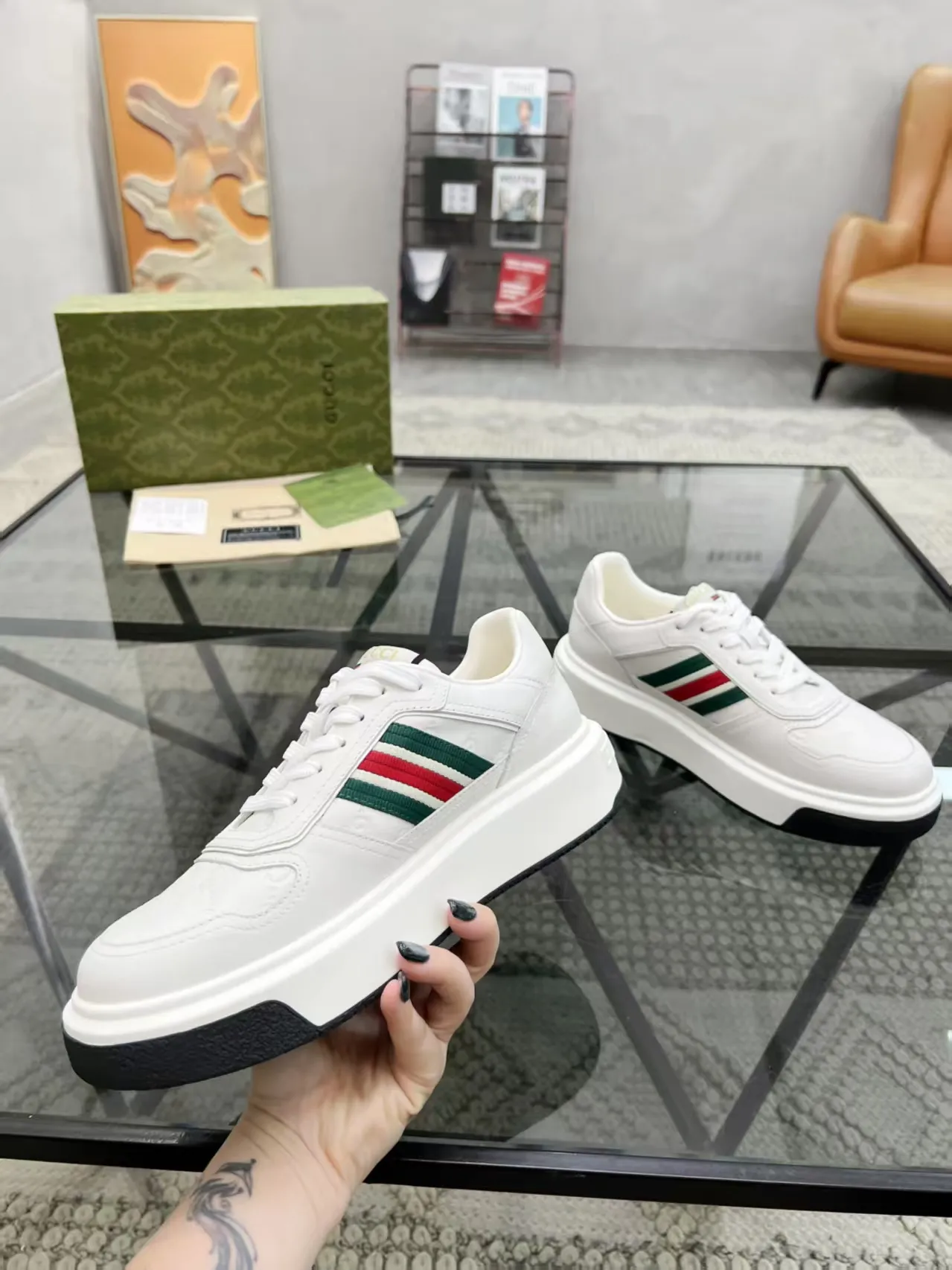 P460 new men's shoes GUCCI [Lightning] latest shoes are shipped. Original quality, fashionable, special materials, sheepskin lining, new packaging. The foot feels super comfortable and the workmanship is impeccable. Size: 38-45